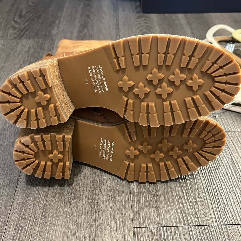 Elegant Tan Heeled Boots - Picture 5 of 5